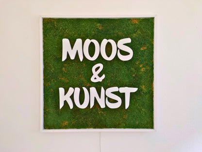 Moosbild mit Flachmoos und 3D Buchstaben frontleuchtend. Tagansicht mit unbeleuchteten Buchstaben sichtbar.  Gesamtansicht 1x1 Meter. Handgefertigter Holzbilderrahmen lackiert. Logo Frontleuchtend. Individuelle Leuchtreklame. Geschenkidee.